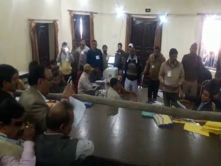 VIDEO UP Civic Polls 2017: मतगणना में गड़बड़ी का आरोप, सपाइयों ने किया जबरदस्त हंगामा, देखिए कहां से जीता कौन?