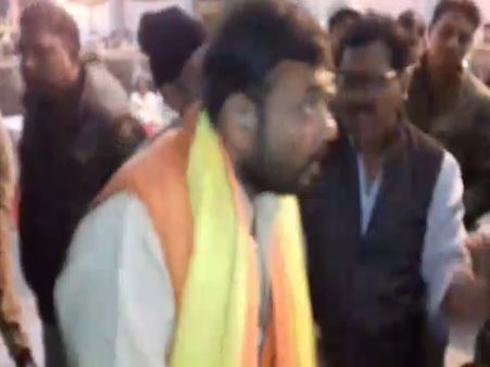 VIDEO: बरेली की नवाबगंज नगर पालिका सीट पर हार से आपा खो बैठी BJP