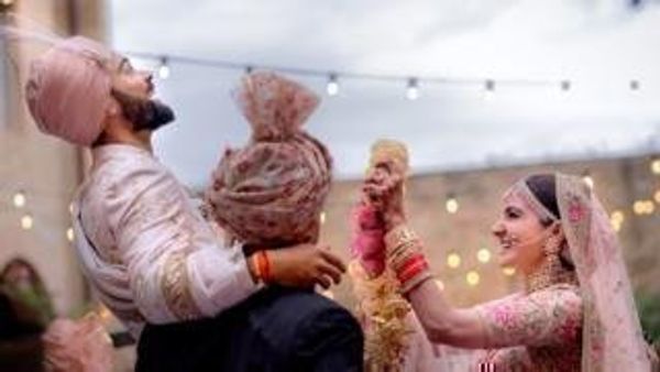 सोशल: 'इटली में शादी कर देशद्रोही हुए अनुष्का, विराट कोहली'