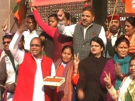 Celebration VIDEO: गुजरात और हिमाचल में दिखाई दे रही जीत से खुश हैं यूपी के BJP वाले