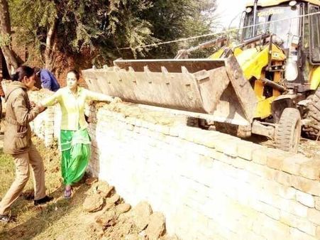PICs: सहारनपुर की लेबर कॉलोनी में अवैध कब्जे पर चला बुल्डोजर
