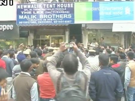 दिल्ली: डिफेंस कॉलोनी में सुप्रीम कोर्ट की कमेटी और एमसीडी ने सील की 50 से ज्यादा दुकानें