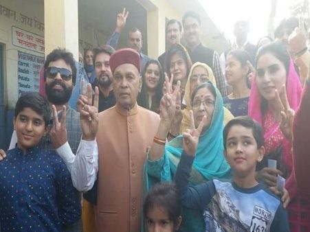 लॉजिक से CM बन जाएंगे धूमल, हिमाचल में 26 बीजेपी विधायकों ने कह दिया है हां