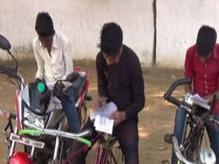 PICs: छात्रों को खुद की साइकिल पर बैठकर देना पड़ रहा है हाईस्कूल का Exam