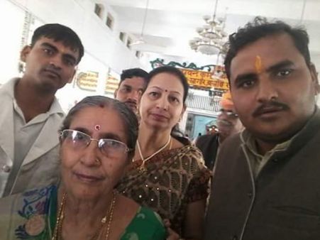 PICs: PM मोदी की पत्नी जशोदाबेन पहुंचीं इलाहाबाद, जमकर लगे जिंदाबाद के नारे