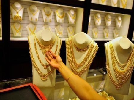 Gold Price: सोने की कीमतों में भारी गिरावट, चांदी भी 700 रुपये गिरी, जानिए भाव
