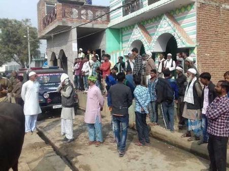 PICs: कन्नौज में चुनावी रंजिश के चलते दो पक्षों में फायरिंग और पथराव