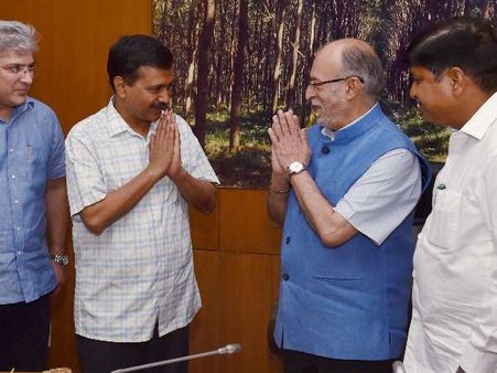 सपा सांसद नरेश अग्रवाल बोले- दिल्ली के सीएम केजरीवाल के साथ चपरासी जैसा सलूक करते हैं LG अनिल बैजल