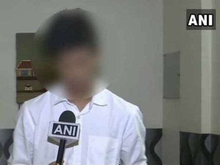 स्‍कूल में छात्रा को गले लगाकर बधाई देने के मामले में छात्र ने कहा- मैंने सिर्फ 5 सेकेंड तक हग किया था