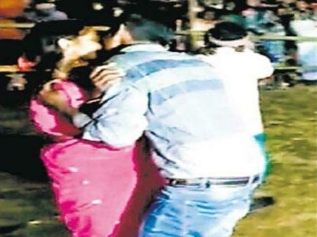 PICs: खुलेआम देर तक एक दूसरे को चूमने वाले को मिला पुरस्कार