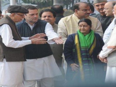जब राहुल गांधी ने पकड़ा लालकृष्ण आडवाणी का हाथ, हरकत में आए बीजेपी नेता
