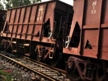 इलाहाबाद: रात 2 बजे दो हिस्सों में बट गई मालगाड़ी, जानें फिर क्या हुआ