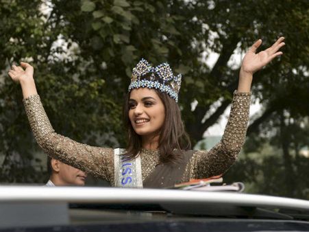 Pics: दिल्ली की सर्द मौसम में सड़कों पर लगी आग जब विश्वसुंदरी मानुषी छिल्लर ने किया रोड-शो