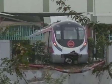 दिल्ली: दीवार तोड़ कर निकल गई बिना ड्राइवर की मेट्रो, तस्वीरों में हादसा