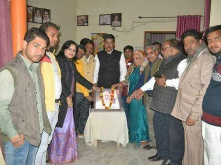 भाजपा की जीत के जश्न में गलती से पीएम मोदी की तस्वीर पर चढ़ाई माला