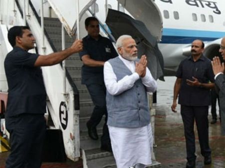 जीत का जश्न छोड़कर Cyclone Ockhi से हुए नुकसान का जायजा लेने लक्षद्वीप पहुंचे PM मोदी