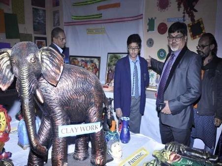 नोएडा: मॉडर्न स्कूल में आयोजित की गई बाल प्रदर्शनी