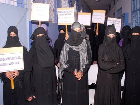 बुर्कानशीं महिलाओं ने की ट्रिपल तलाक बिल की खिलाफत, कहा- शरीयत में दखलंदाजी बर्दाश्त नहीं