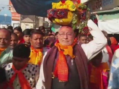 गुजरात में जीत के बाद पीएम मोदी के छोटे भाई प्रह्रलाद ने किए द्वारकाधीश के दर्शन