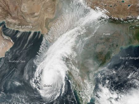 सैटेलाइट इमेज में ऐसा दिखा भारत में तबाही मचाने वाला Ockhi Cyclone
