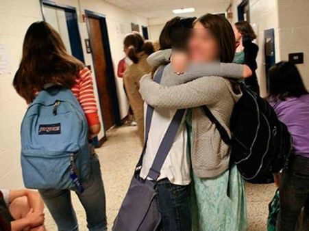 गले मिलकर बधाई देने को 'सांड' की हरकत बता स्कूल ने छात्र-छात्रा को किया निष्कासित, केरल हाईकोर्ट ने भी माना सही