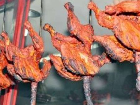 साउथ दिल्‍ली में खुले में नॉनवेज टांगना रेस्‍त्रां मालिकों को पड़ेगा महंगा, हो सकता है विवाद