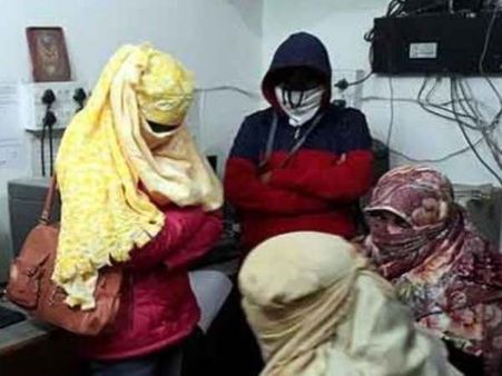 बनारस के गेस्ट हाउस में जिस्म का धंधा, युवतियों ने कहा - पेट के लिए करना पड़ता है