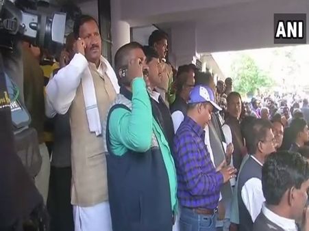 लालू यादव दोषी करार, कोर्टरूम के बाहर समर्थक फूट-फूट कर रोए