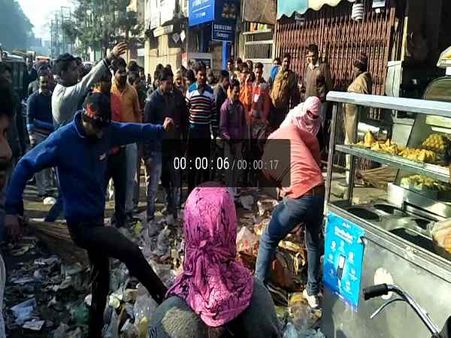 PICs: महिला सफाई कर्मचारी से की अभद्रता तो मिठाई विक्रेता का हुआ बुरा हाल