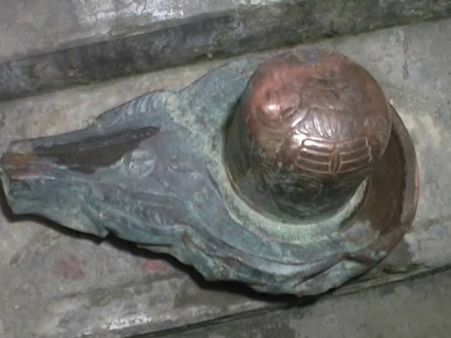 खुदाई के दौरान निकला प्राचीन शिवलिंग, चर्चा का विषय बनी इसपर दिख रही आकृति