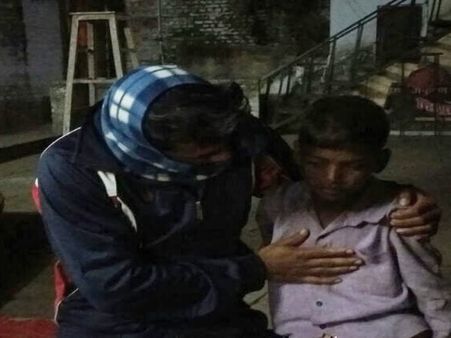 PICs: घर से नाराज होकर 40 KM पैदल सफर के बाद पापा के पास पहुंचा बच्चा