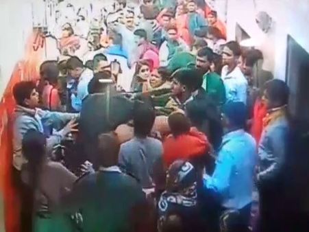 VIDEO: बांके बिहारी मंदिर में भगवान को हाथ जोड़ने आए श्रद्धालु ने महिला गार्ड पर तानी बंदूक