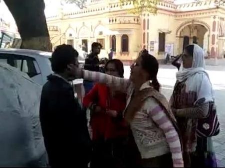 VIDEO: जेब में हाथ डाल खाता रहा थप्पड़, महिलाओं ने किया मनचले का कान गर्म