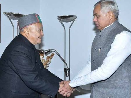 हिमाचल हारने के बाद सीएम वीरभद्र सिंह ने राज्यपाल को इस्तीफा सौंपा