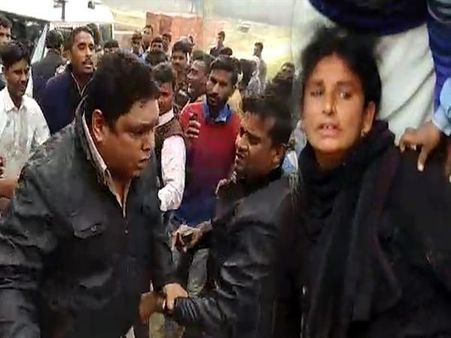 VIDEO: चेकिंग के दौरान पुलिसवाले के बाइक में डंडा डालने से गिरी महिला, उठा विवाद