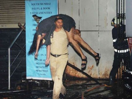 #KamalaMillsFire: 8 लोगों की जान बचाने वाले कांस्टेबल को पुलिस ने किया सम्मानित, इस फोटो ने बनाया हीरो