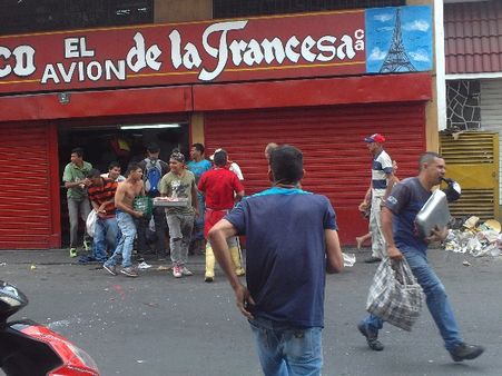 भूख के कारण दुकान लूटने और शिकार करने को मजबूर लोग, अब तक 4 लोगों ने गंवाई जान