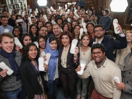 हाथ में सैनेटरी नैपकिन पकड़ने के लिए लोगों ने मलाला पर साधा निशाना, किए घटिया कमेंट