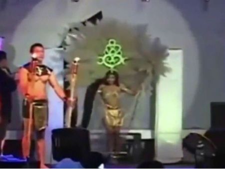 VIDEO: फैशन शो में कैटवॉक कर रही थी मॉडल के कपड़ों में लगी आग और फिर...