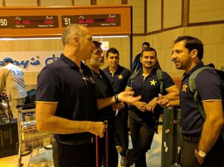 Satire: IPL में शामिल न होने से पाकिस्तानी खिलाड़ी नाराज, भारत की नागरिकता के लिए किया आवेदन