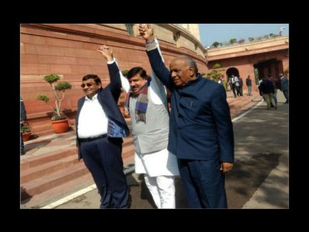 संसद में पहले दिन ही धरने पर बैठे AAP के तीनों राज्‍यसभा सांसद