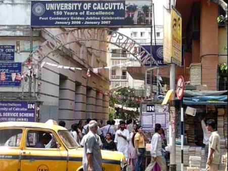 कलकत्ता विश्वविद्यालय के बाहर 5 दिनों से जारी बच्चों का विरोध प्रदर्शन, फेल हुए हैं 50 प्रतिशत से ज्यादा छात्र