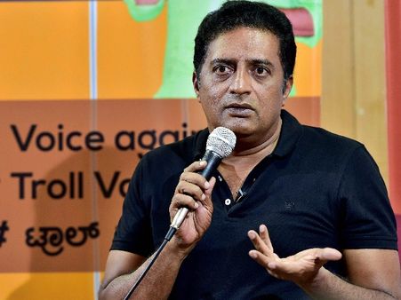 प्रकाश राज के कार्यक्रम के बाद भाजपा युवा मोर्चा ने गौमूत्र से साफ किया स्टेज