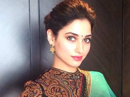 'बाहुबली' की एक्ट्रेस तमन्ना पर फैन ने जूता फेंका, इस बात से था नाराज