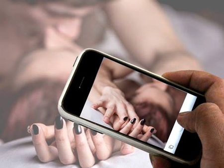 प्रेमिका संग निजी पलों की रिकॉर्डिंग करता था पति, पत्‍नी ने कर दिया वायरल