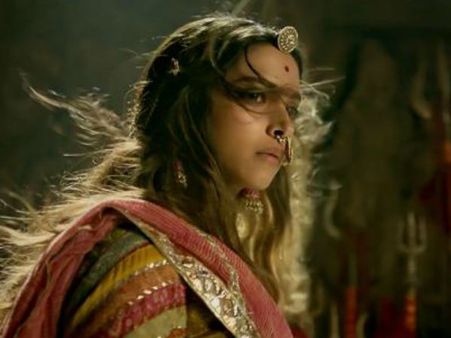 Padmavat Row: करणी सेना ने PM मोदी पर साधा निशाना, पूछा- 'पद्मावत' पर चुप्पी क्यों?