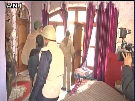 #KasganjClashes: एक समुदाय के लोगों के साथ हुई प्रशासन की पीस मीटिंग, शांति की अपील