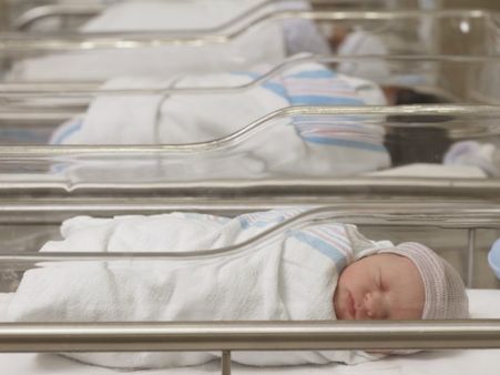 अस्पताल में जन्म के वक्त बदल गए दो परिवारों के बच्चे, अब सगा बच्चा वापस लेने से इनकार