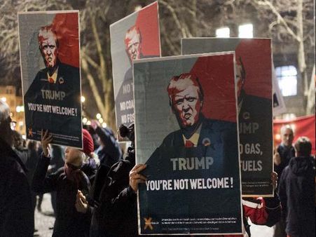 #WorldEconomicForum2018: दावोस पहुंचने से पहले स्विट्जरलैंड में ट्रंप के खिलाफ प्रदर्शन, मेलानिया ने ट्रिप किया कैंसिल