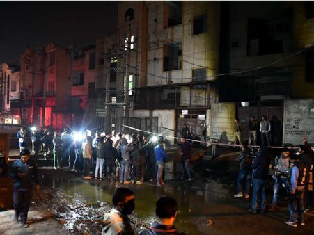 Bawana Fire: लाशों को देख डॉक्‍टर्स भी चीख पड़े थे, दिल दहला देंगी हादसे की ये तस्वीरें